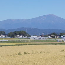駅付近から眺める鳥海山