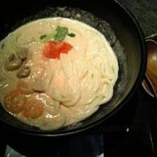 明太子クリームうどんに海老と地鶏をトッピングしました。