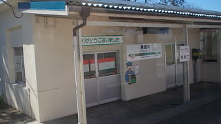 典型的な庄内平野の風景が広がる駅です