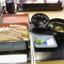 大きな鰻の登場！肝吸いもついてます。