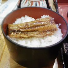 ご飯を追加しました。鰻はお重からの移動です。