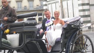ドゥオモ広場で馬車に乗ったステキな花嫁に出会いました