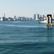 青海客船乗り場から品川大井ふ頭を見る