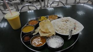 夜中営業している店も多いので便利です！