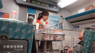 チケットは自動券売機で