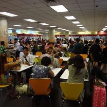 空港内のフードコート