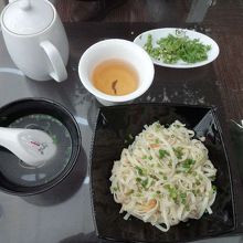 空港内のレストランにて