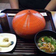 はしたて（お店の名前）牛丼。器がカワイイ〜♪