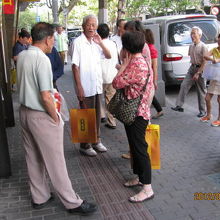 月餅の袋を持つ人