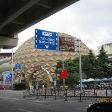 地下鉄駅を降りるとすぐ見えます。