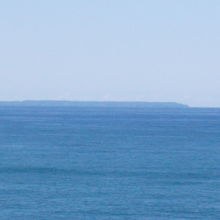 沖合いに見える飛島