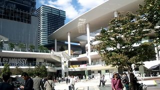 駅直結の大型何でも施設♪