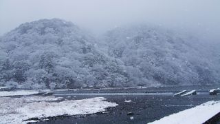 雪の嵐山