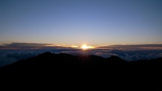 山頂で神秘的なサンライズ体験