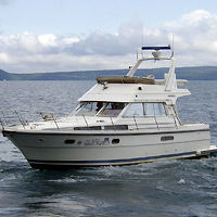 夏場はこのクルーザーで支笏湖クルーズできます