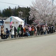 バスを待つ行列　バスも渋滞で遅れ気味