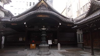 繁華街の片隅でひっそりと佇んでいました