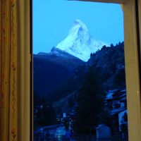 額縁にはめられた山岳絵画のような窓からのマッターホルン。