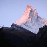 朝日に照らされてマッターホルンが赤く輝きました。