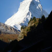 太陽が昇り切るとマッターホルンは白く堂々と見えました。