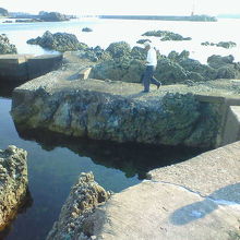 夫婦岩の隣の、吊り橋効果も期待できそうな海岸の細い散歩道です