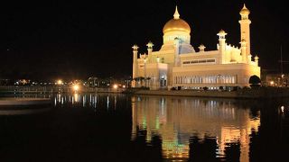 夜景も美しいモスク