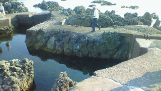 手を取り合って散歩のできる夫婦岩