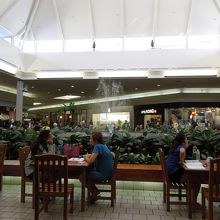 スタバの前には噴水が♪明るい雰囲気です。