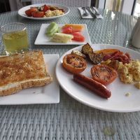 バイキング形式の朝食です。レパートリーは少なめ