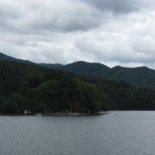 雲が一杯ですが、低い山にはかかっていない。琵琶島の鳥居が。