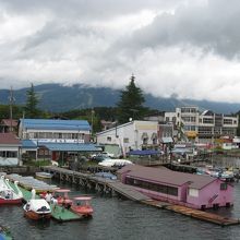 出航前の船から-2。後ろの山は黒姫山。雲の中です。