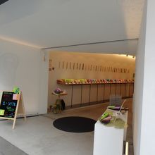 すっきりとした装いにかわいいお品