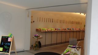 すっきりした店内に惹かれて