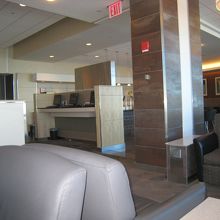 広々としたラウンジの一部