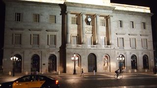 市庁舎入口ホールには美術品も