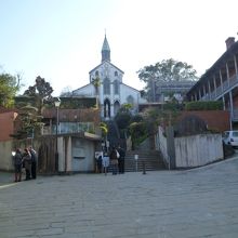 天主堂外観　左側が入場券売り場