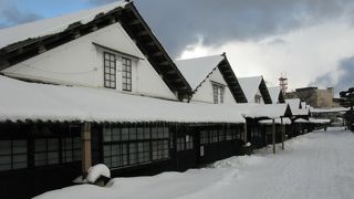 雪の中に佇む倉庫群