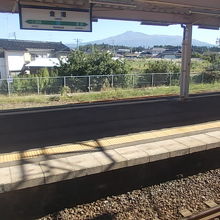 ホームからも鳥海山を望めます