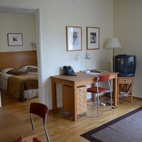 ダイニング・キッチンから見た寝室方向。明るくて広さたっぷり。