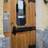 鍵を取りに入って行く扉。開け方を書いたメールをお忘れなく。