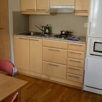 キッチンには、簡単な調理器具や食器が一通りあります。