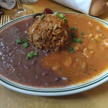 3種の名物料理を楽しめるCombination Plate