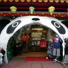 お店の入口の大きなパンダのアーチ。