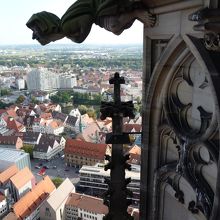 塔の彫刻を間近に見ることが出来ます。