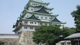 金の鯱に触れる！