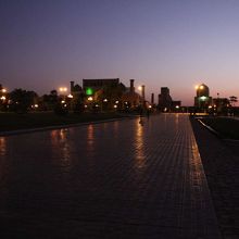 夜のレギスタン広場近所