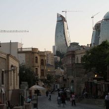 旧市街の背後に近代的なビル