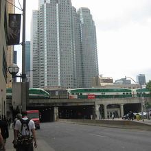 ユニオン駅に到着するＧＯトレイン