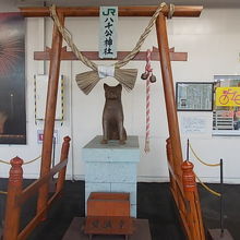 ハチ公神社も駅ホーム内にあります