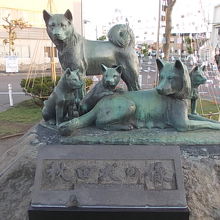 秋田犬家族（？）の像もあります